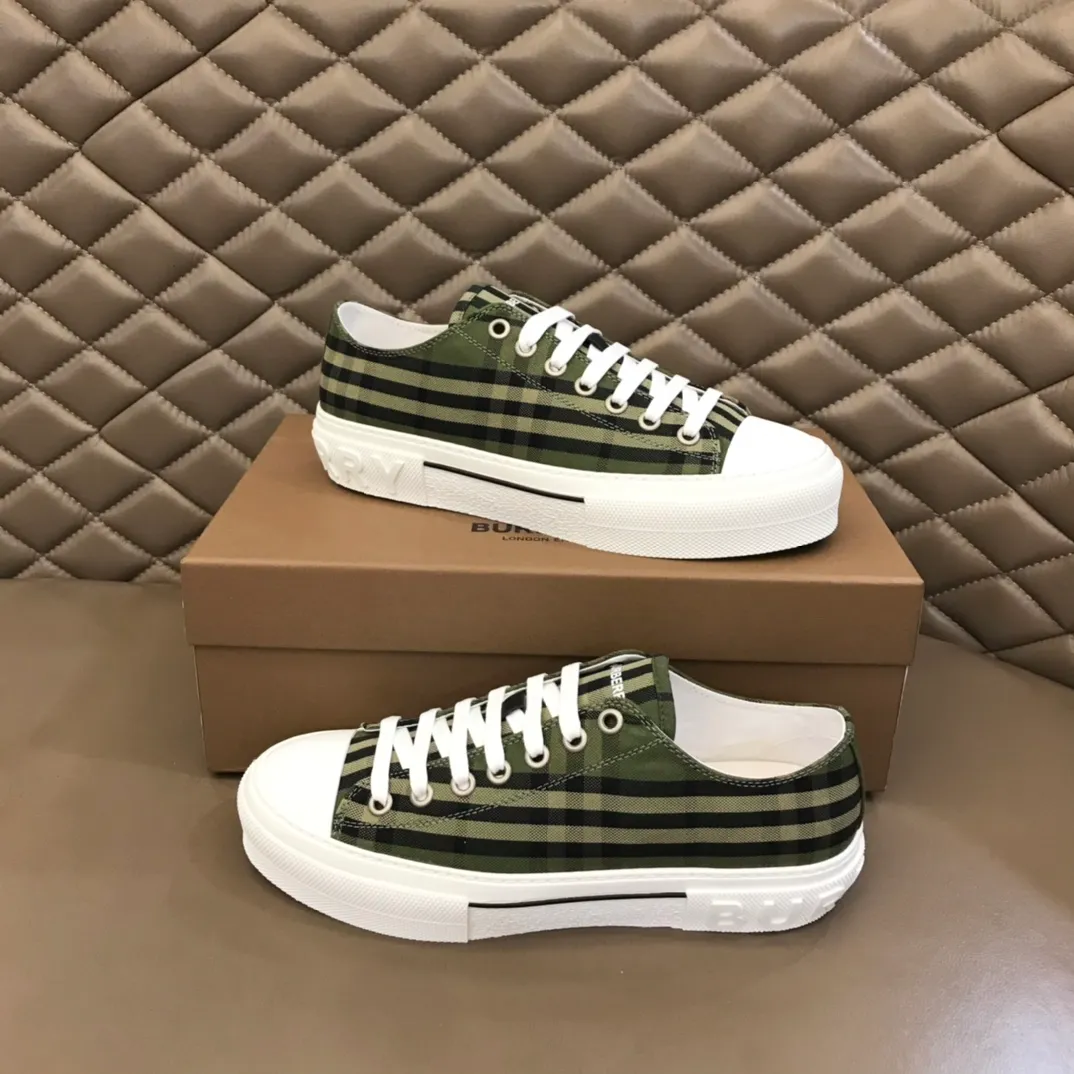 p400 "Burberr*" men's classic low-top sneakers, reinterpreted in Vintage check cotton material and decorated with a new brand logo. First-layer sheepskin lining, embossed Burberry logo on the heel, and original TPU outsole!  Size: 38-44 No. 068